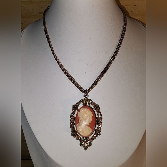 Jewelry - Vintage Art Nouveau Cream Cameo Necklace 14"
